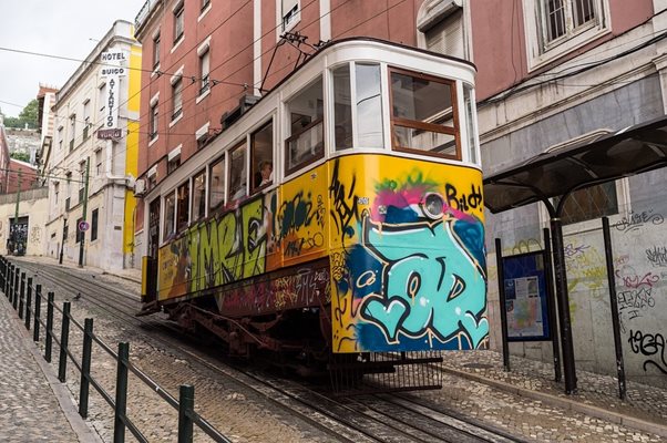 Вандали надраскаха със спрей два нови трамвая на градския транспорт на София