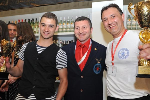 Победителите в надпреварата за бармани Тихомир Михайлров и Васил Колев с шефа на асоциацията Пенчо Пенчев, който от 22 г. е в бранша.