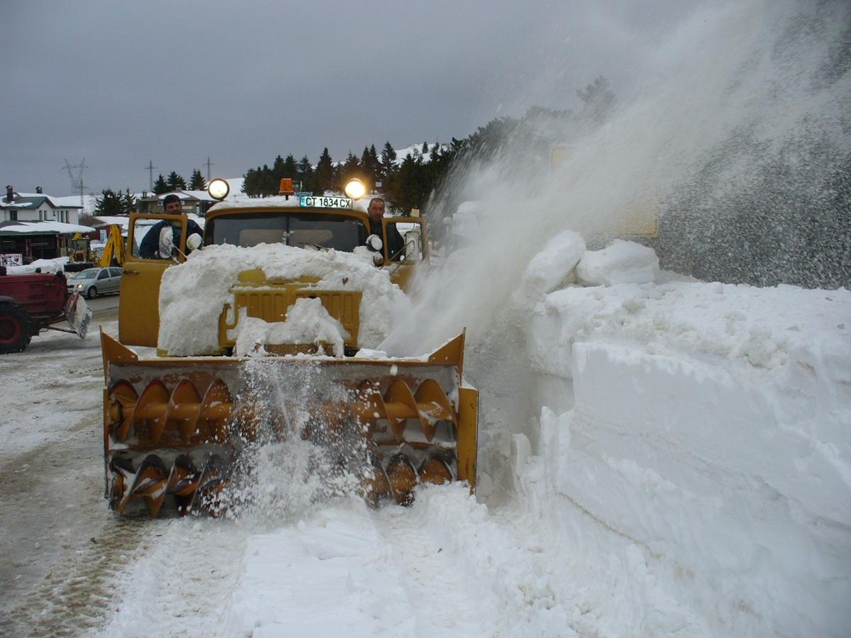 Над 500 снегорина почистват пътните настилки в районите със снеговалеж