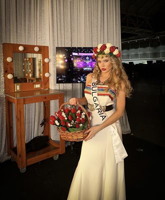 Криси показа българска носия с пафти и кошница с червени рози