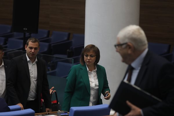 Корнелия Нинова изведе депутатите на БСП от залата, за да решат подкрепят ли вота. По-късно и те се подписаха и искането бе внесено още вчера.
