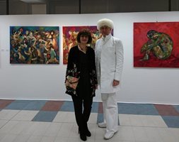 Соня Русков се снима с атрактивно облечен в бяло посетител на изложбата ѝ в Берлин.