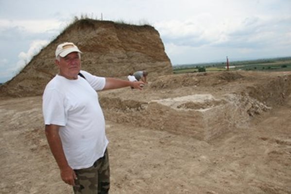 Само преди две седмици Костадин Кисьов и екипът му разкриха покрива на гробницата. Вече са 5 метра надолу и търсят входа й.