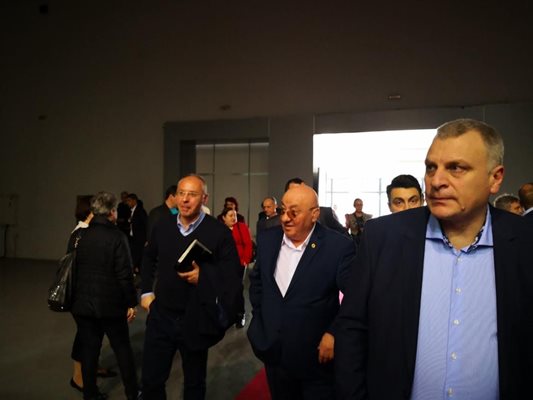Станишев на влизане в палата 7 на пловдивския панаир, придружен от областния председател на БСП Георги Гергов