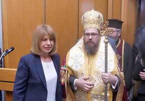 Белоградчишкият епископ Поликарп благослови Йорданка Фандъкова.  СНИМКИ: ЙОРДАН СИМЕОНОВ