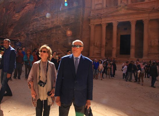 Кралят на Норвегия Харалд Пети и кралица Соня се поставиха под карантина след свое пътуване до Йордания. Те се смесиха с тълпи туристи, докато обикаляха забележителности като Петра (на снимката).