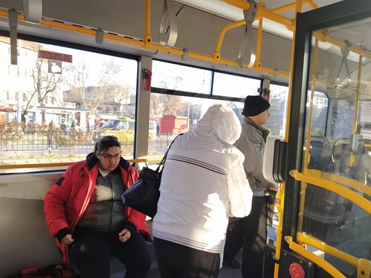 В градските рейсове в сутрешните часове се качват по 56 пътници.