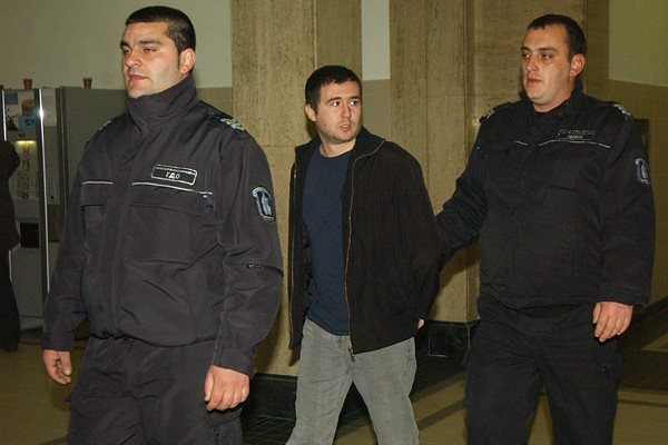 Илиян Тодоров, осъден на доживотен затвор за двойното убийство пред дискотека “Соло”, изчезна, докато делото му беше в Софийския апелативен съд.