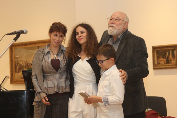 Владимир Зарев с част от многолюдното си семейство. Вляво е първородната дъщеря Неда, раждането на която го вдъхновява да напише книгата "Голямата странна градина". В средата е най-малката най-малката му дъщеря Момчето е  внукът му Никола.