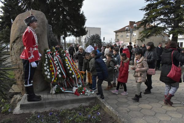 Паметникът на Левски в Павликени бе обсипан с цветя на признателност
Снимка: Община Павликени