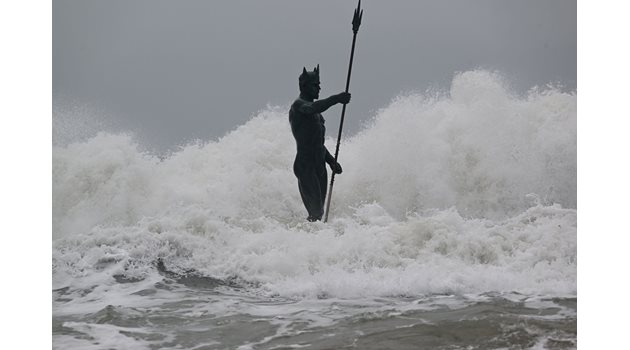 Морето край Варна се развълнува, огромни вълни прехвърлят вълнолома 
Снимка: Орлин Цанев