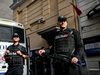 Въоръженият мъж от болницата в Истанбул се е предал на полицията