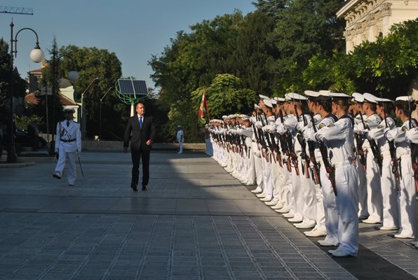 Президентът Румен Радев прие във Варна почетната рота от военни моряци по случай Деня на флота. Снимка ЦАНКО ЦАНЕВ