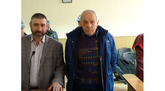 Адвокат Кирил Николов с клиента си Димитър Йовчев /вдясно/.