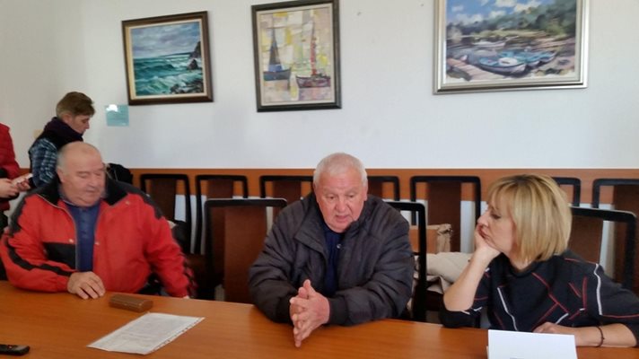 Стефан Данаилов (в средата) твърди, че от 20 години в селото им не е стъпвал ветеринар СНИМКА: Лиляна Трънкова
