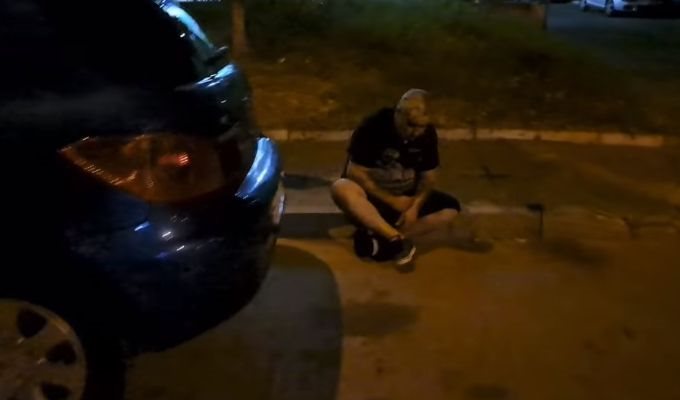 Пияният Ивчо седи на бордюра след катастрофата. Кадър и видео Фейсбук/Димо Нейков