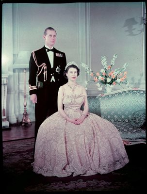 Кралица Елизабет II и принц Филип в Бъкингамския дворец през 1952 г.