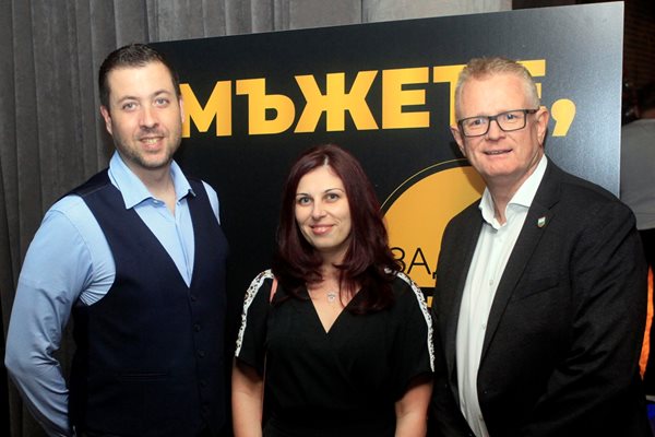 Анелия Виткова, директор “Операции”, и Тони Макмъри, управляващ директор в Ingram Micro (вдясно)
