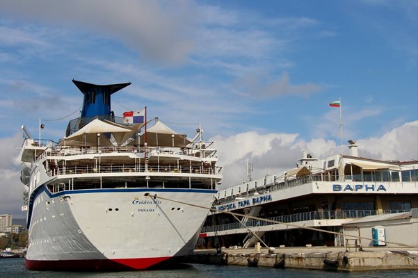 Една от яхтите, акостирали преди време в морския град.