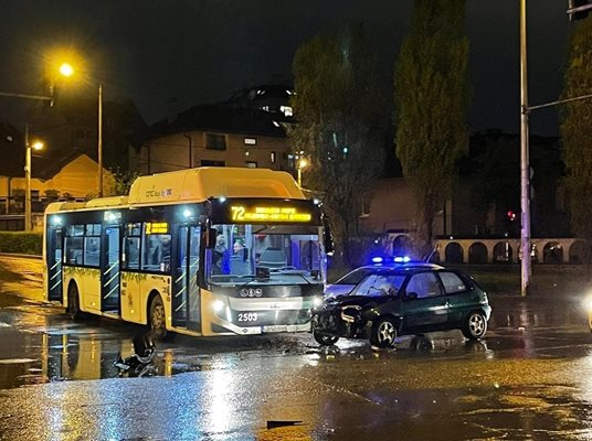 Катастрофата в Редута на улиците "Велчо Атанасов" и "Боян Магесник" СНИМКА: Фейсбук/Катастрофи в София