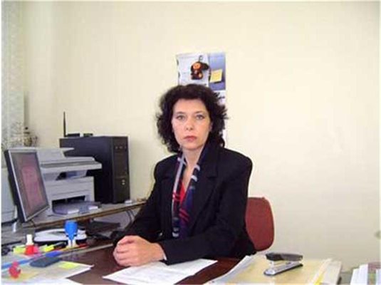 Майката на младежа Виолета Инкьова е директор на най-елитната гимназия в Дупница.