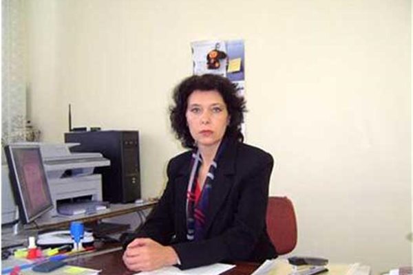 Майката на младежа Виолета Инкьова е директор на най-елитната гимназия в Дупница.