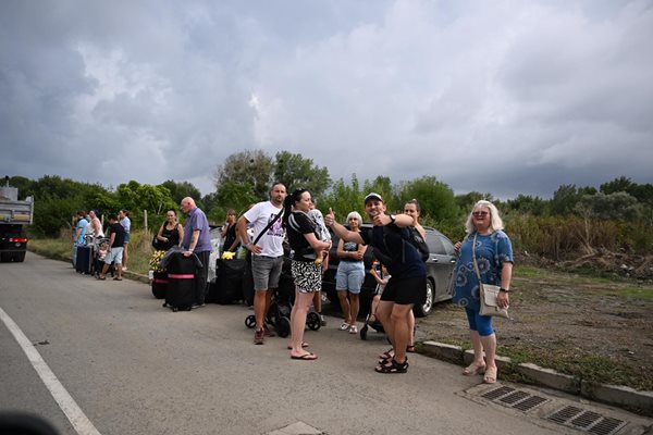 Запълват с чакъл пробития мост към Нестинарка Снимка: Орлин Цанев