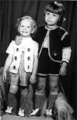 Люси Иларионов (вдясно) като дете с по-малкия си брат.