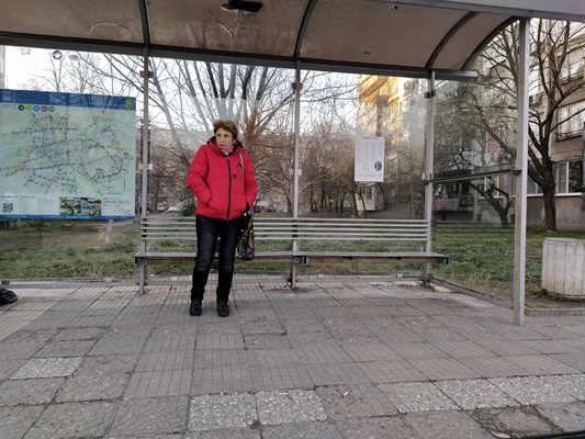 Само една жена чакаше на спирката в 7,03 часа на ул. "Солунска".