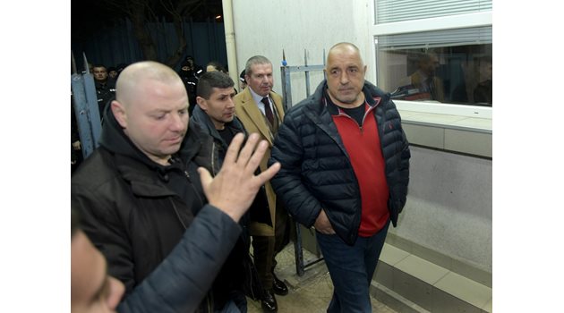 Бойко Борисов излиза от ареста. Зад него е адвокат Менко Менков