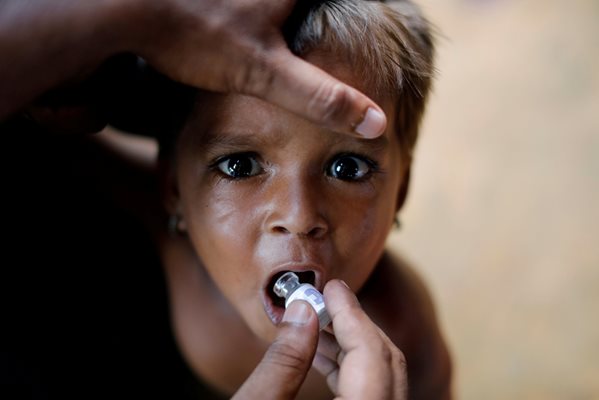 Дете от малцинството рохинги получава ваксина срещу холера, разпространявана от СЗО с помощта на доброволци в бежански лагер в Бангладеш.