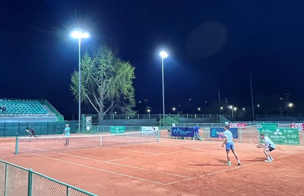 Някои от мачовете се играха на осветление.

Снимка: Българска федерация по тенис