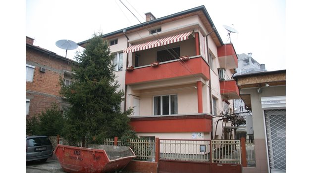 От известно време семейството на доктора се завърна в жилището си в тази кооперация в Пловдив.
