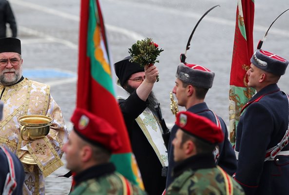 На тържествен ритуал пред катедралния храм “Свети Алексаднър Невски” бяха осветени бойните знамена на българската армия.