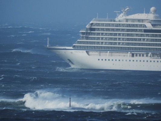 Корабът, превозващ 1373 пътници и членове на екипажа, имаше проблеми с двигателите в непредсказуемите води край западния бряг на Норвегия. Снимка РОЙТЕРС