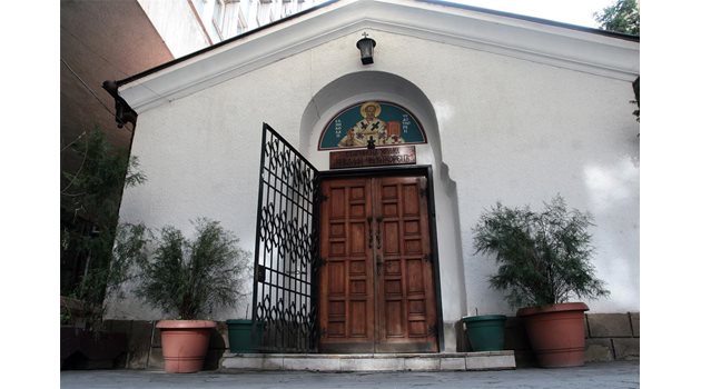 МИСТЕРИЯ: Някъде в двора на църквата "Свети Николай" е гробът на Левски, твърди Кипров.

