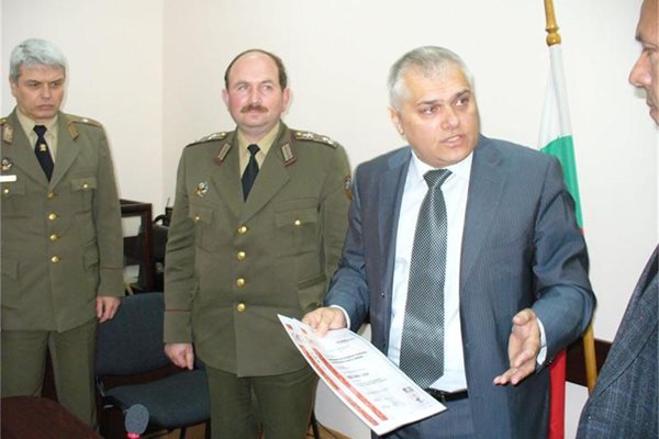 Зам.-министърът на отбраната Валентин Радев отговаря за продажбите на излишното въоръжение и техника.
СНИМКА: ВАНЬО СТОИЛОВ