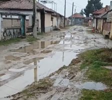 При всеки дъжд улиците в с. Момино изглеждали така, твърди Димитър Диакомов.