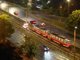 Кола се вряза при трамвайните линии до гара "Подуене", блокира мотрисите (Снимки)