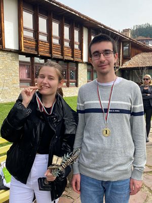 Ема и другия победител от Варна - Ивайло Христов, също от математическата гимназия.