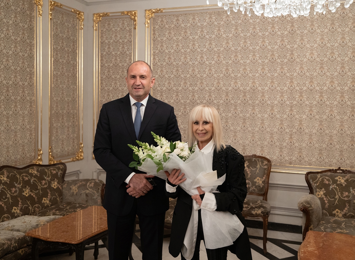 Румен Радев удостои с Почетния знак на президента Лили Иванова