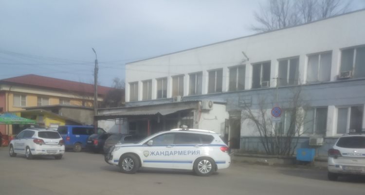 Двама бандити нападнаха полицаи тикнаха ги в ареста