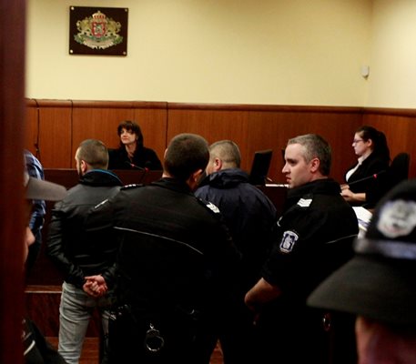 Марио Маринов и Игнат Ханджиев бяха задържани за пласиране на кокаин в столична дискотека. СНИМКИ: “24 ЧАСА” И АРХИВ