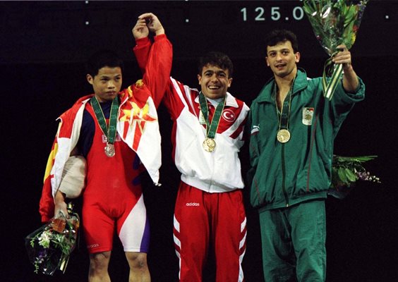 Халил Мутлу (в средата) след първото си олимпийско злато през 1996 г. заедно с бронзовия медалист Севдалин Минчев (вдясно) и сребърния Жанг Ксянгсен