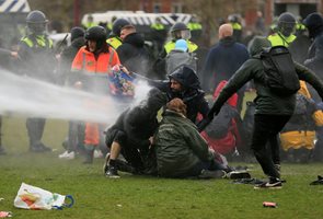 Полицията в Нидерландия разпръсква с водни оръдия недоволни от ограниченията.