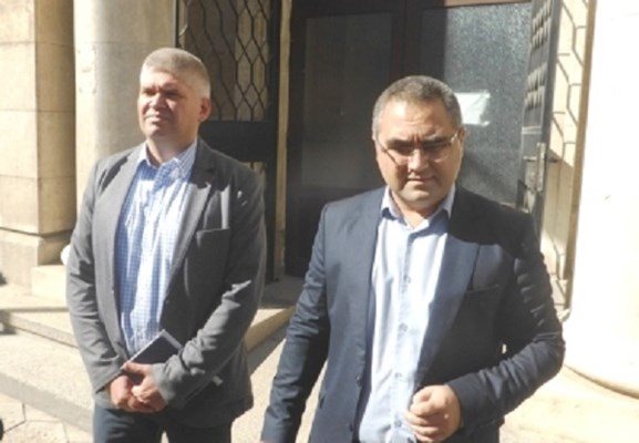 Окръжният прокурор на Враца Владимир Сираков /вдясно/ на брифинг заедно с шефа на ОД на МВР във Враца Цветко Нинов.
