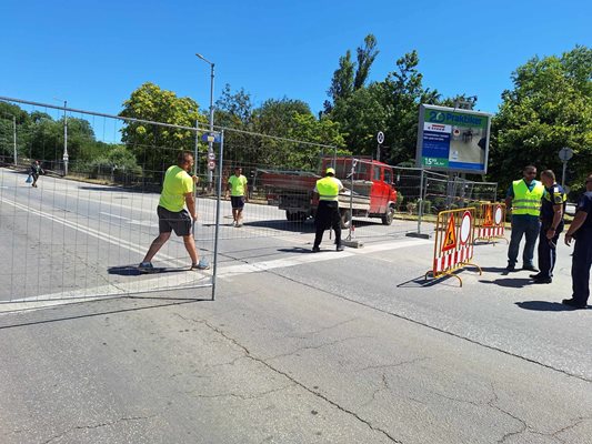 Работници монтираха в събота преградни съоръжения на Бетонния мост откъм ул. "Македония".