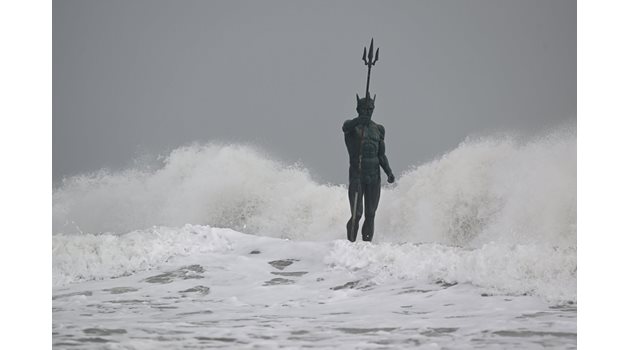 Морето край Варна се развълнува, огромни вълни прехвърлят вълнолома 
Снимка: Орлин Цанев