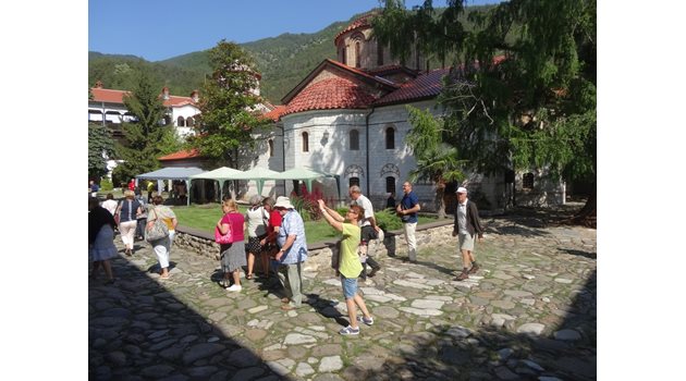 Хората започнаха да прииждат в манастира още на 14-и сутринта.