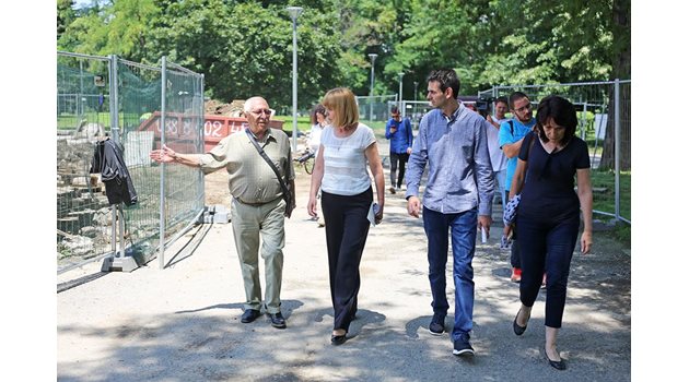 Столичният кмет Йорданка Фандъкова провери ремонта на входа на Южния парк при бул. “Гоце Делчев”.  СНИМКА: ГЕОРГИ АЛЕКСИЕВ